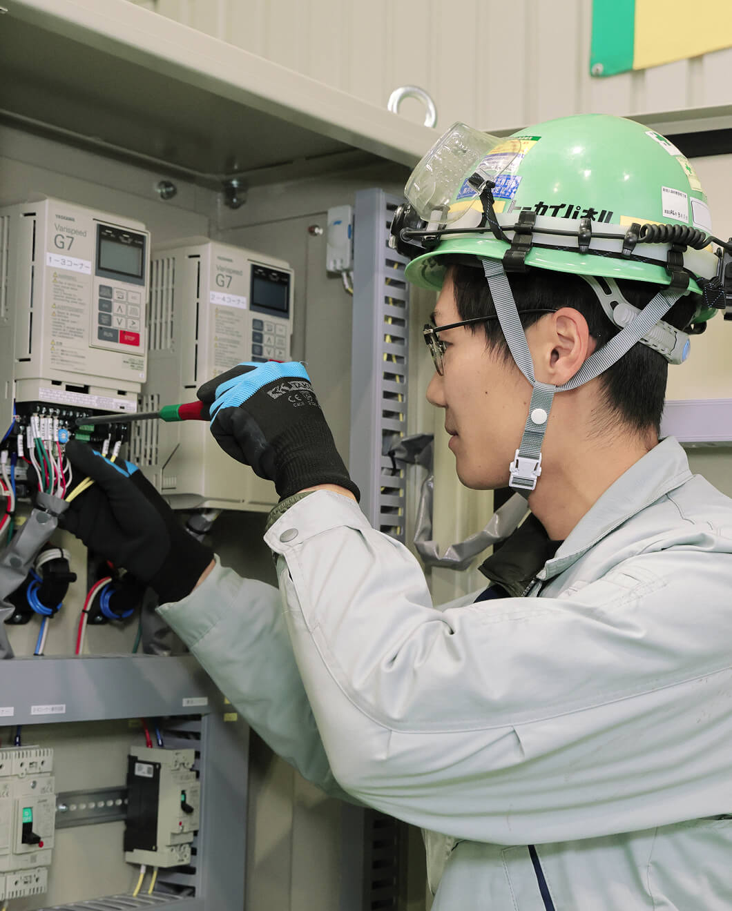 現場で作業している従業員