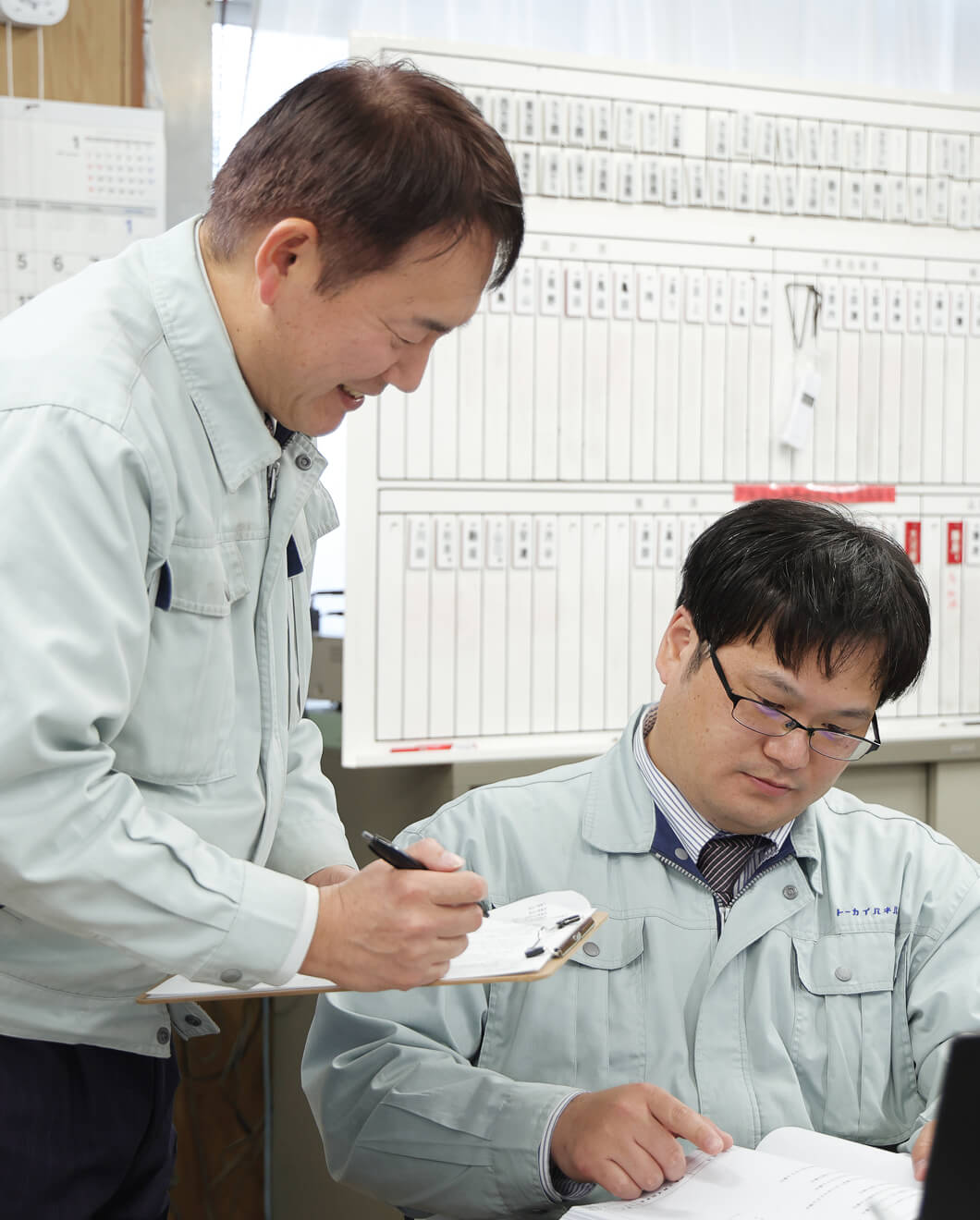 打ち合わせをしている従業員