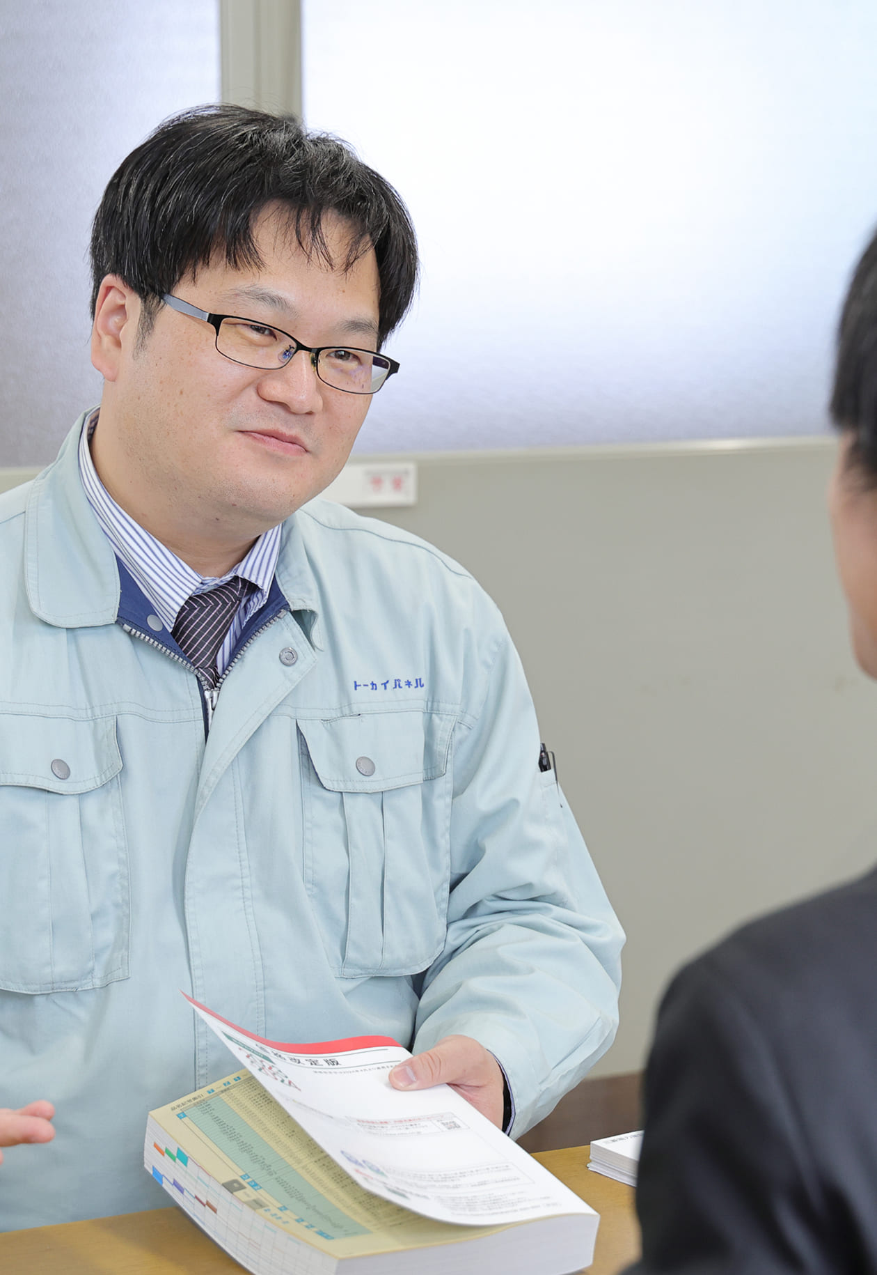 営業で提案する従業員