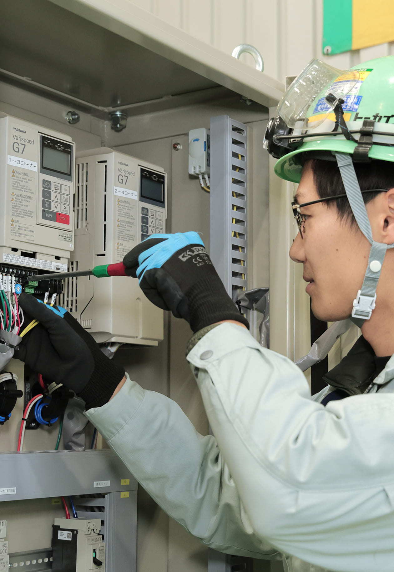 電気工事を行う従業員