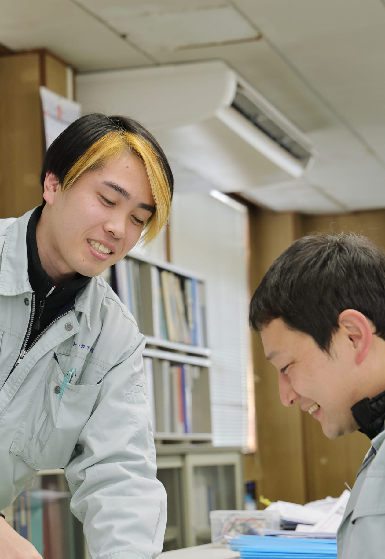 打ち合わせをする従業員たち