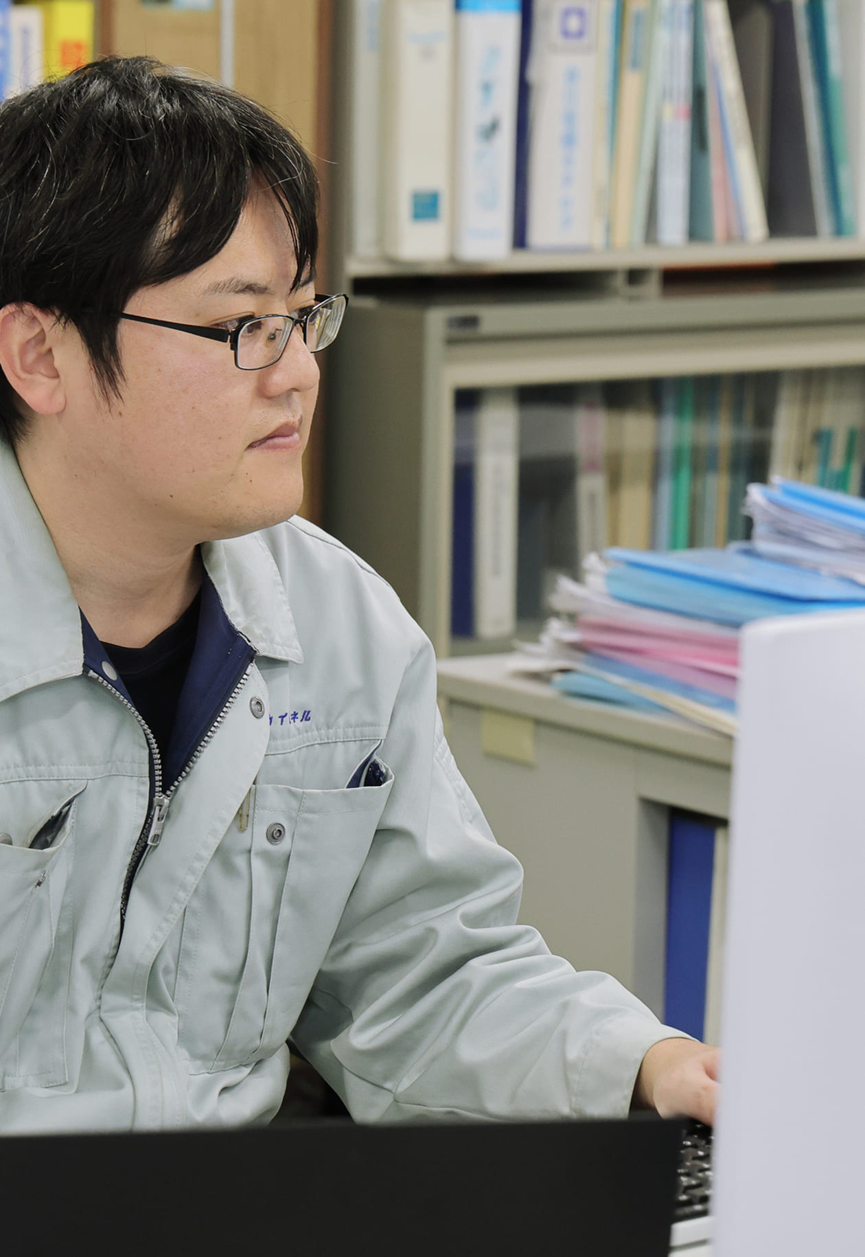 設計を行う従業員